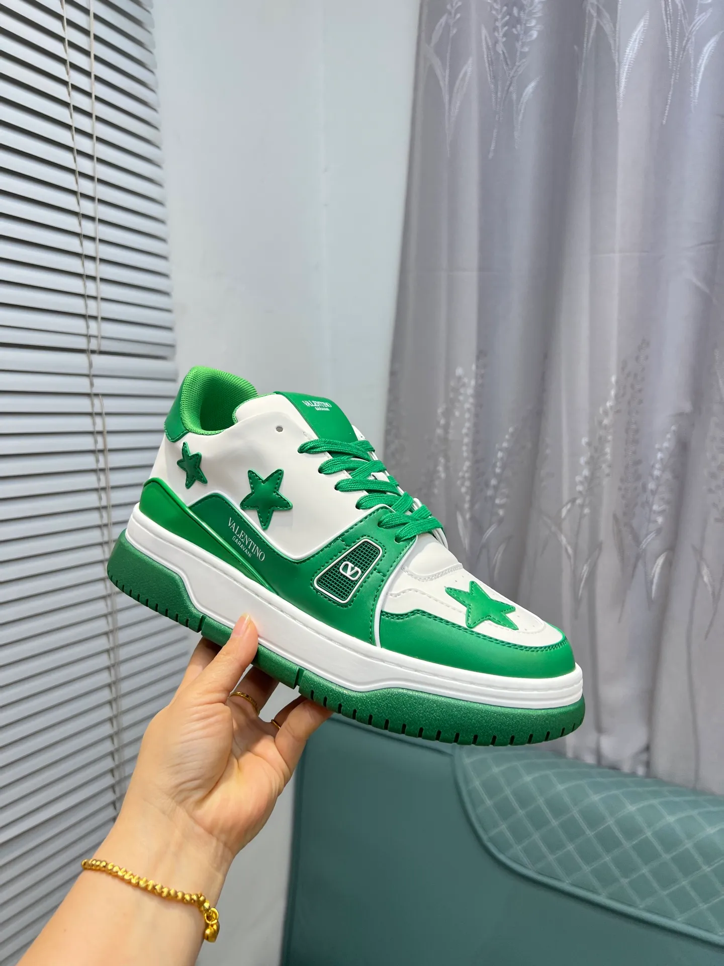 Men's Men's Shoes 💰660 Valentino 2023 early autumn new star shoes are now online! Wang Hedi and Ren Jialun have been worn by many celebrities. Who can refuse the same couple shoes as Wang Hedi! The design of Stars Stab My Heart is cool and spicy. The material of the shoes is cowhide, and every color is beautiful! Size 35-40, men’s size 39-44 (women’s 41, men’s 38, 45🉑️customized)